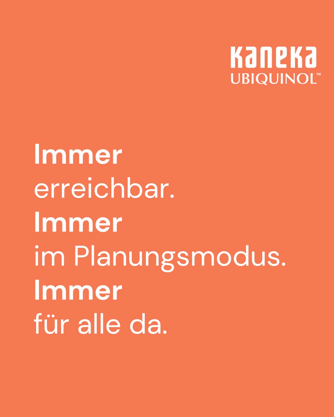 Immer erreichbar. Immer im Planungsmodus. Immer für alle da. 🔄 

Für viele Frauen ist das kein Ausnahmezustand – das ist der Alltag. Beruf, Familie, Haushalt, soziale Verpflichtungen. Der Kopf hört nicht auf zu arbeiten, auch wenn der Körper längst erschöpft ist. 

Was dabei oft übersehen wird: Chronische mentale und emotionale Belastung ist auch körperliche Arbeit und Stress für deine Zellen. 

Jede Entscheidung, jede Planung, jede Stressreaktion kostet Energie. Und Energie bedeutet auf zellulärer Ebene immer dasselbe: ATP, produziert in den Mitochondrien. ⚡ 

Ubiquinol ist ein zentraler Bestandteil genau dieses Prozesses. Als Teil der Atmungskette unterstützt es die Umwandlung von Nährstoffen in zelluläre Energie, die der Körper braucht, um all das zu leisten, was täglich von ihm verlangt wird. 

Gleichzeitig steigt bei chronischem Stress die Menge an freien Radikalen im Körper. Als fettlösliches Antioxidans wirkt Ubiquinol direkt in der Zellmembran dagegen an. 🛡️ 

Der Körper stellt Ubiquinol selbst her, allerdings ist der Bedarf bei dauerhafter Belastung besonders hoch. 

Wie gehst du mit Mental Load um? 👇 

#Ubiquinol #CoenzymQ10 #MentalLoad #Frauengesundheit #Erschöpfung #Zellenergie #Mitochondrien #Energie #ATP #Antioxidantien #OxidativerStress #Longevity #Supplements #GesundLeben #Zellgesundheit